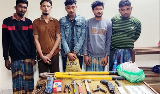 চাঁদপুরে যৌথ বাহিনীর অভিযানে অস্ত্রসহ আটক ৫