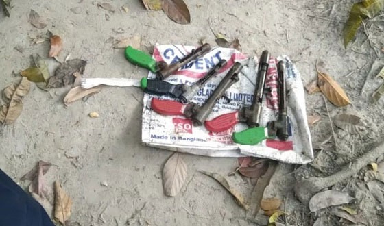 বাবুগঞ্জে ৫ টি পাইপ গান উদ্ধার , এলাকায় আতঙ্ক