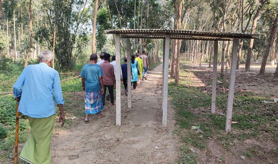 চাটমোহরে রাস্তা উপর ঘর, চলাচলে একশতটি পরিবারের ভোগান্তি