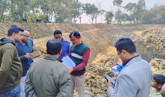 ক্ষেতলালে পুকুর খনন করে মাটি বিক্রির দায়ে জরিমানা