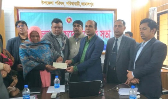 সরিষাবাড়ীতে সড়ক দুর্ঘটনা নিহত পরিবারকে অনুদান