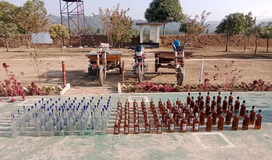 কলমাকান্দায় ভারতীয় মদসহ ২টি গাড়ি আটক