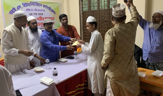 আগৈলঝাড়া গরীব ছাত্রদের মাঝে আর্থিক অনুদান প্রদান