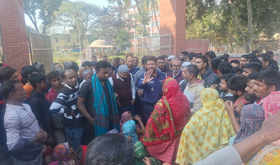 লালপুরে যুবদল নেতাকে আটকে থানার সামনে বিক্ষোভ