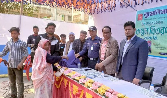 ফুলবাড়ীতে দুস্থ শীতার্তের মাঝে কম্বল বিতরণ