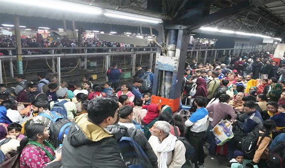 ভারতে রেলস্টেশনে পদদলিত হয়ে মৃত্যু ১৮