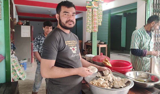 মাশরুমের চপ বিক্রি করে কালীগঞ্জের আশরাফুল স্বাবলম্বি