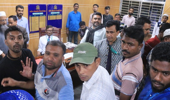 নিজ কক্ষে অবরুদ্ধ বরিশাল শিক্ষা বোর্ডের চেয়ারম্যান