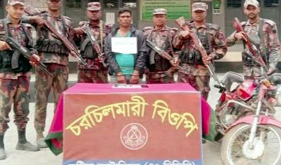 দৌলতপুর সীমান্তে চিলমারীতে অস্ত্রসহ যুবক আটক