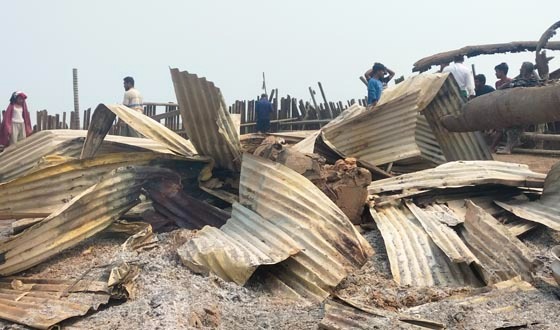 দৌলতখানের নেয়ামতপুর চরে মহিষের বাথান ঘর পুড়ে ছাই