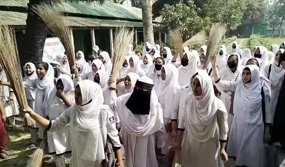 ভূঞাপুরে অধ্যক্ষের বিরুদ্ধের শিক্ষার্থীদের ঝাড়ু মিছিল