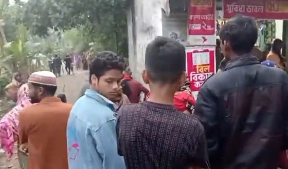 কন্যাকে পুড়িয়ে হত্যার পর মাকে হত্যার অভিযোগে নারী আটক