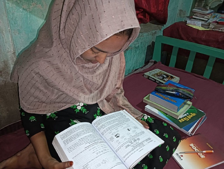 মেডিকেলে ভর্তি হয়েও পড়াশোনা নিয়ে দুশ্চিন্তায় ভ্যানচালক বাবা