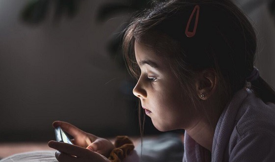 শিশুর মোবাইলের নেশা কাটাবেন যেভাবে