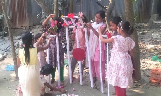 গজারিয়ায় ভাষা শহীদদের প্রতি শিশুদের ভালোবাসা