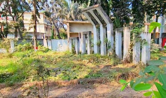 কালীগঞ্জে দুই যুগ শহীদ মিনারে ফুল দেয় না কেউ