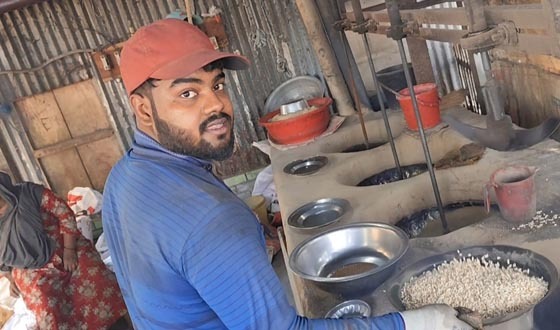 পাংশায় ইমনের মুড়ির ফ্যাক্টরি; পড়েছে লাইন