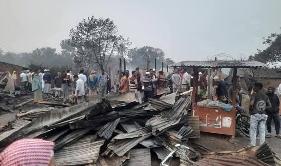 কালীগঞ্জে গভীর রাতে পুড়ল ১০ দোকান