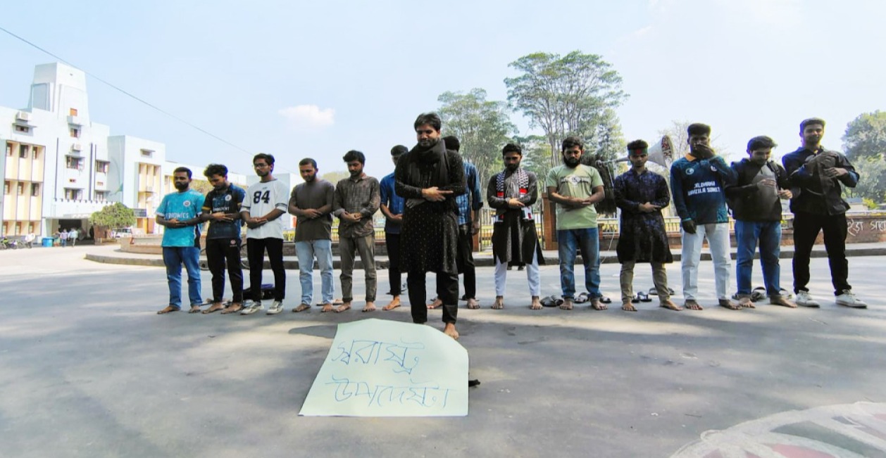 রাজশাহী বিশ্ববিদ্যালয়ে স্বরাষ্ট্র উপদেষ্টার পদত্যাগ দাবি, প্রতীকী জানাজা