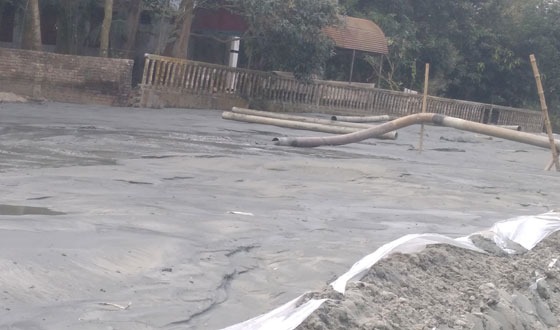 কুলিয়ারচর ও বাজিতপুরে বেকু দিয়ে মাটি কাটছে অসাধু ব্যবসায়ীরা