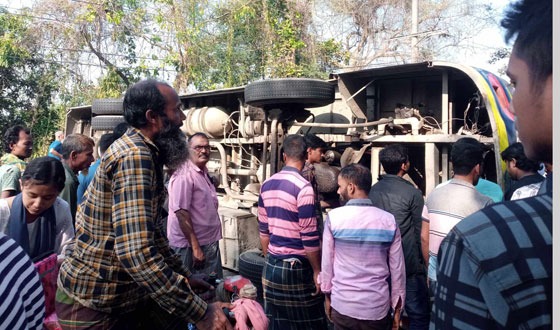 মধুপুরে যাত্রীবাহী বাস খাদে পড়ে আহত ৩০