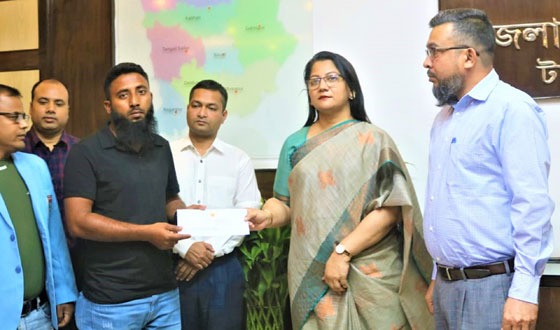 টাঙ্গাইলে দুর্ঘটনায় হতাহতদের পরিবারকে আর্থিক সহায়তা প্রদান