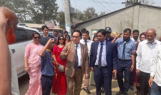 তেভাগা খামার পরিদর্শন করলেন জনপ্রশাসন মন্ত্রণালয়ের সিনিয়র সচিব