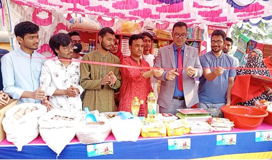 মান্দায় ন্যায্যমূল্যের দোকান উদ্বোধন করলেন ডিসি