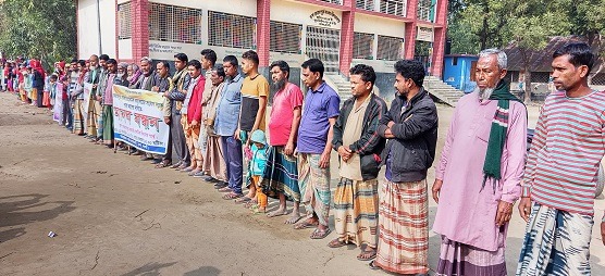 মান্দায় সংযোগ রাস্তা পাকাকরণের দাবিতে মানববন্ধন