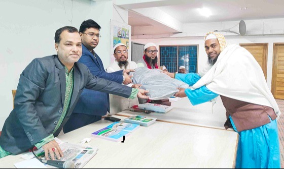 সাটুরিয়ায় শিক্ষকদের মাঝে কম্বল ও শিক্ষার্থীদের নতুন বই বিতরণ