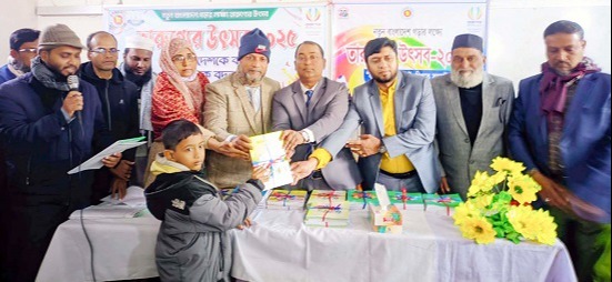 ধামইরহাটে শিক্ষার্থীদের মাঝে নতুন বই বিতরণ