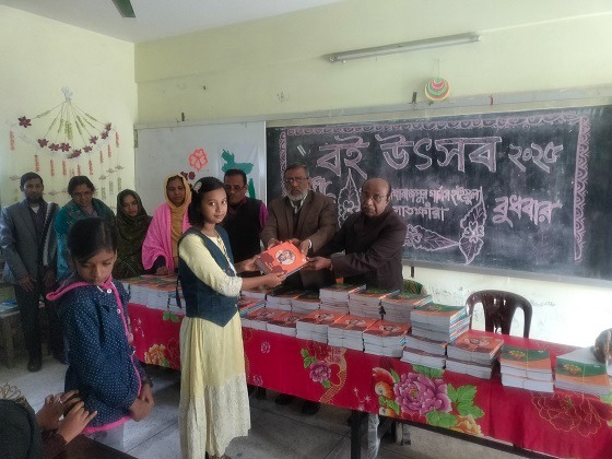 সাতক্ষীরার ডিবি গার্লস হাইস্কুলে বই বিতরণ