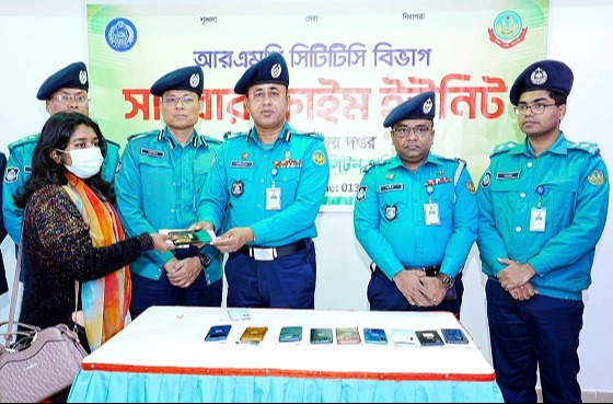 হারানো মোবাইল মালিকদের হস্তান্তর করলেন আরপি পুলিশ কমিশনার