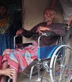 চারঘাটে হুইল চেয়ার উপহার দিলেন জামায়াত