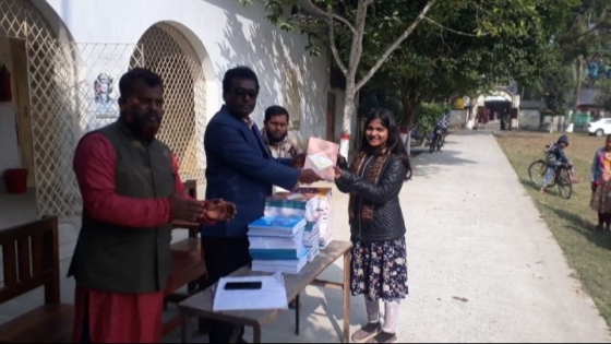 বাঘায় অল্প পরিসরে বই বিতরণ