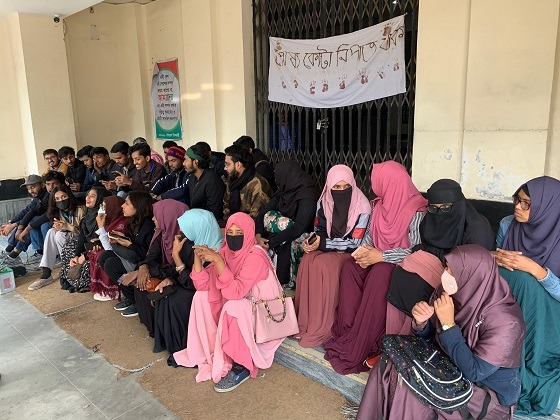 রাবির প্রশাসন ভবনে তালা ঝুলিয়ে শিক্ষার্থীদের বিক্ষোভ