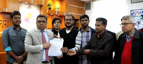 নোয়াখালীকে বিভাগ ঘোষনার দাবিতে ডিসিকে স্মারকলিপি