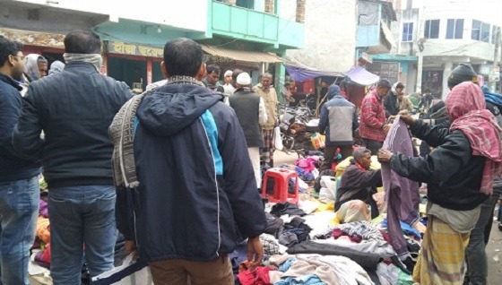 পাটকেলঘাটায় জমে উঠেছে ফুটপাতের বাজার