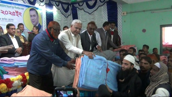 নবাবগঞ্জে বিএনপির উদ্যোগে শীতবস্ত্র বিতরণ