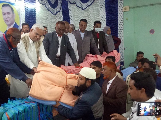 নবাবগঞ্জে বিএনপির শীতবস্ত্র বিতরণ