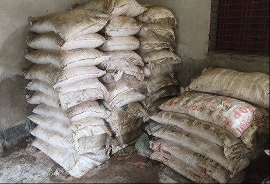 কাহারোলে ৫২ বস্তা রাসায়নিক সার উদ্ধার