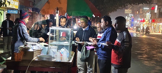 ফুটপাতে পিঠাপ্রেমী মানুষের আড্ডা