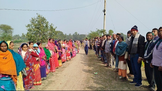 মন্দিরের জমি দখলের অপচেষ্টার প্রতিবাদে মানববন্ধন