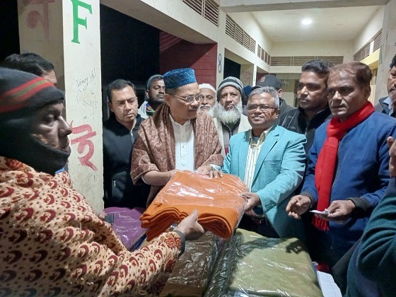 কাউখালীতে শীতার্তদের মাঝে কম্বল বিতরণ