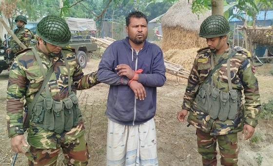 সুজানগরে বন্দুকসহ শীর্ষ সন্ত্রাসী গ্রেপ্তার