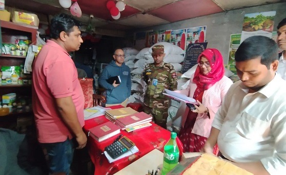 বাগাতিপাড়ায় সারের গুদামে ইউএনও’র হানা