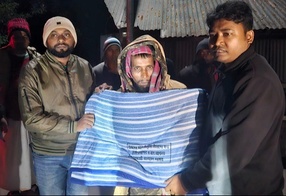বরিশালে শীতার্তদের মাঝে কম্বল বিতরণ