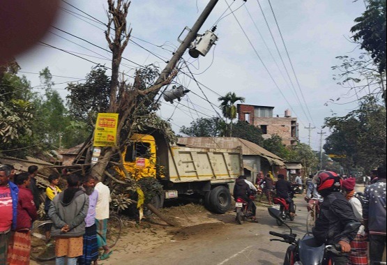 ড্রাম ট্রাকের চাকায় পিষ্ট হয়ে গৃহবধু আহত
