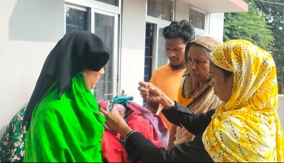 গজারিয়ায় হাসপাতালের সামনে ভ্যান গাড়িতে বাচ্চা প্রসব!