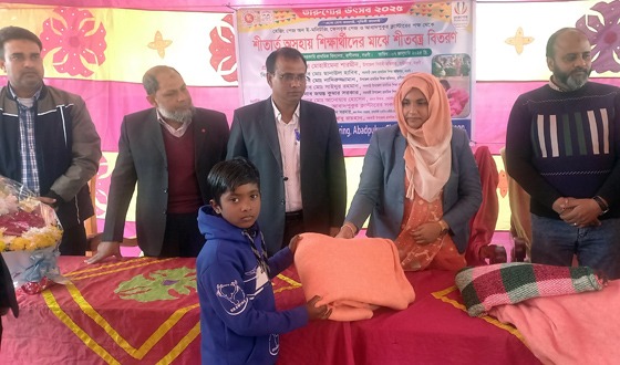 রাণীনগরে অসহায় শিক্ষার্থীদের মাঝে শীতবস্ত্র বিতরণ